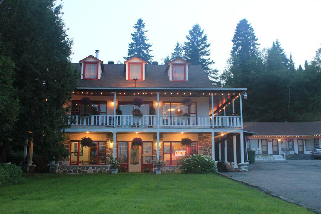 Motel Des Pays D'En Haut Val-David Luaran gambar