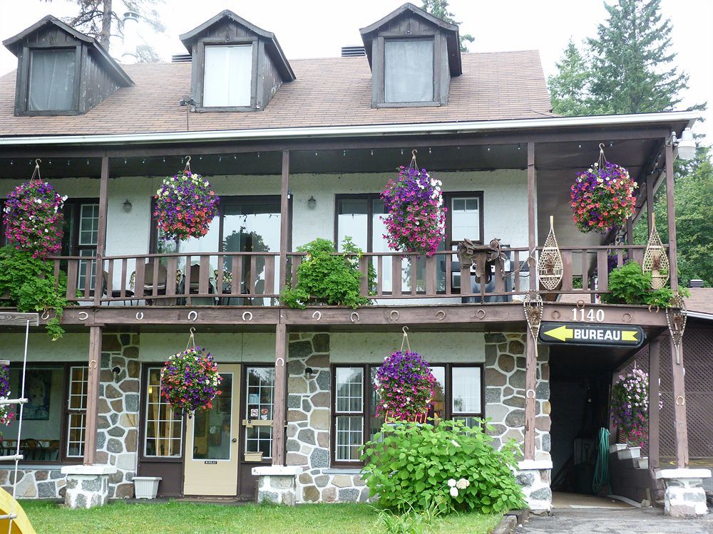 Motel Des Pays D'En Haut Val-David Luaran gambar