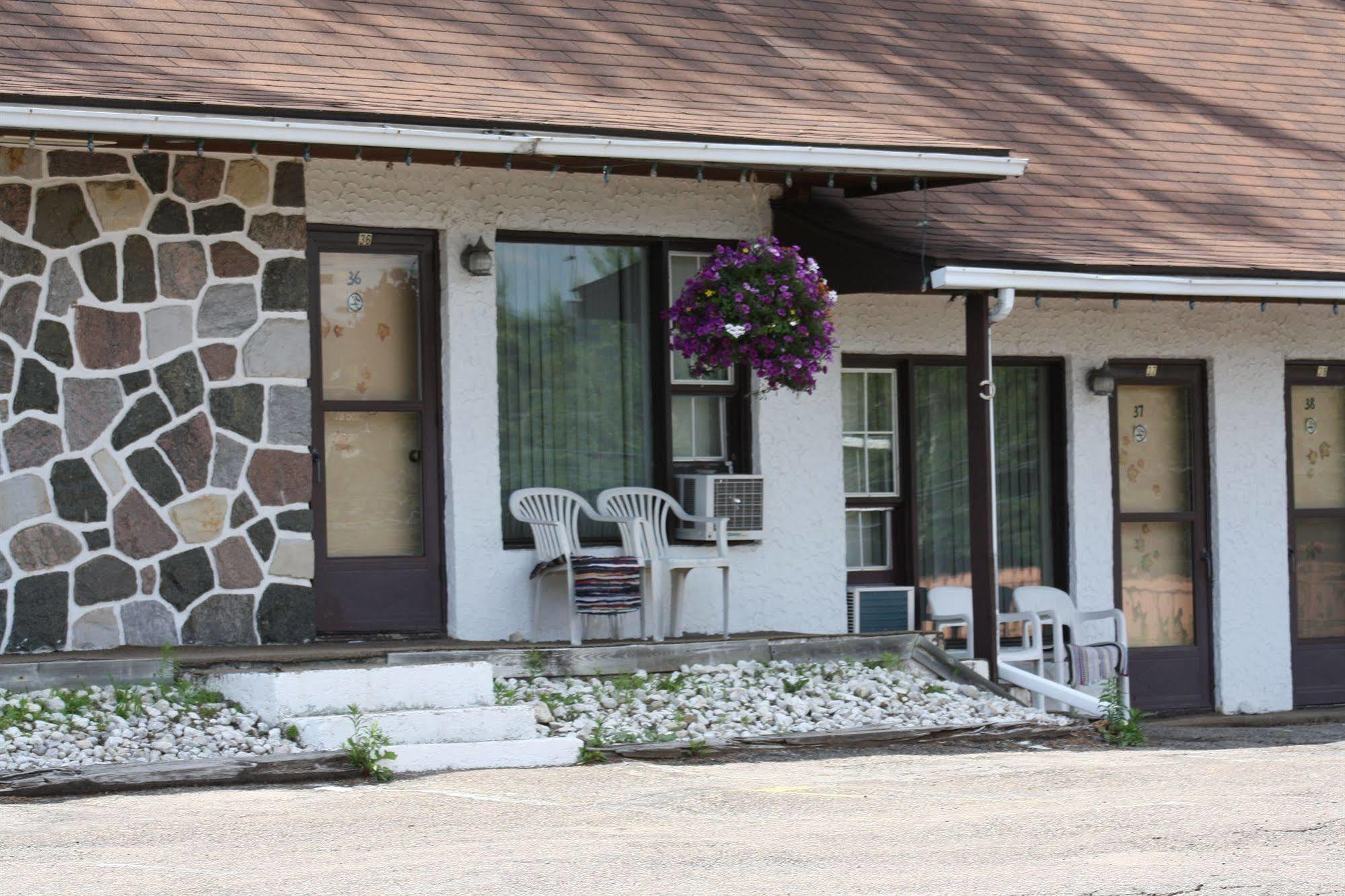 Motel Des Pays D'En Haut Val-David Luaran gambar
