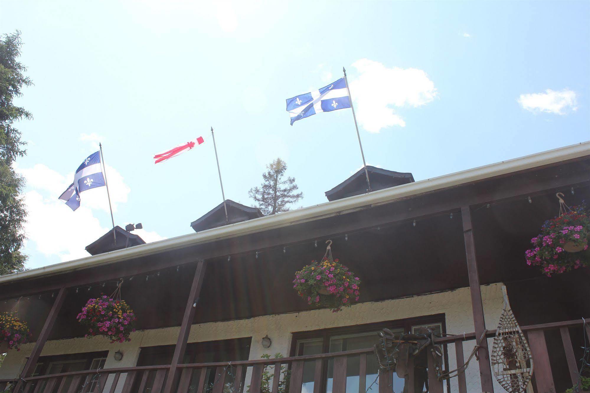 Motel Des Pays D'En Haut Val-David Luaran gambar