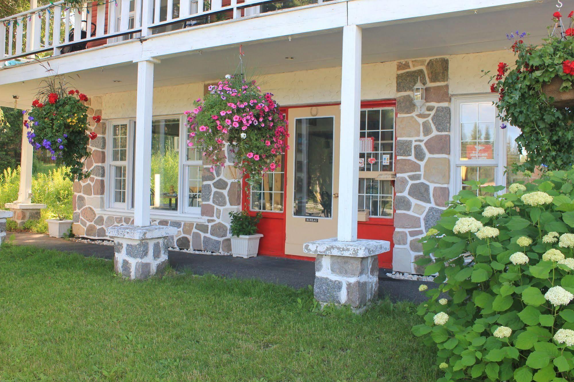 Motel Des Pays D'En Haut Val-David Luaran gambar