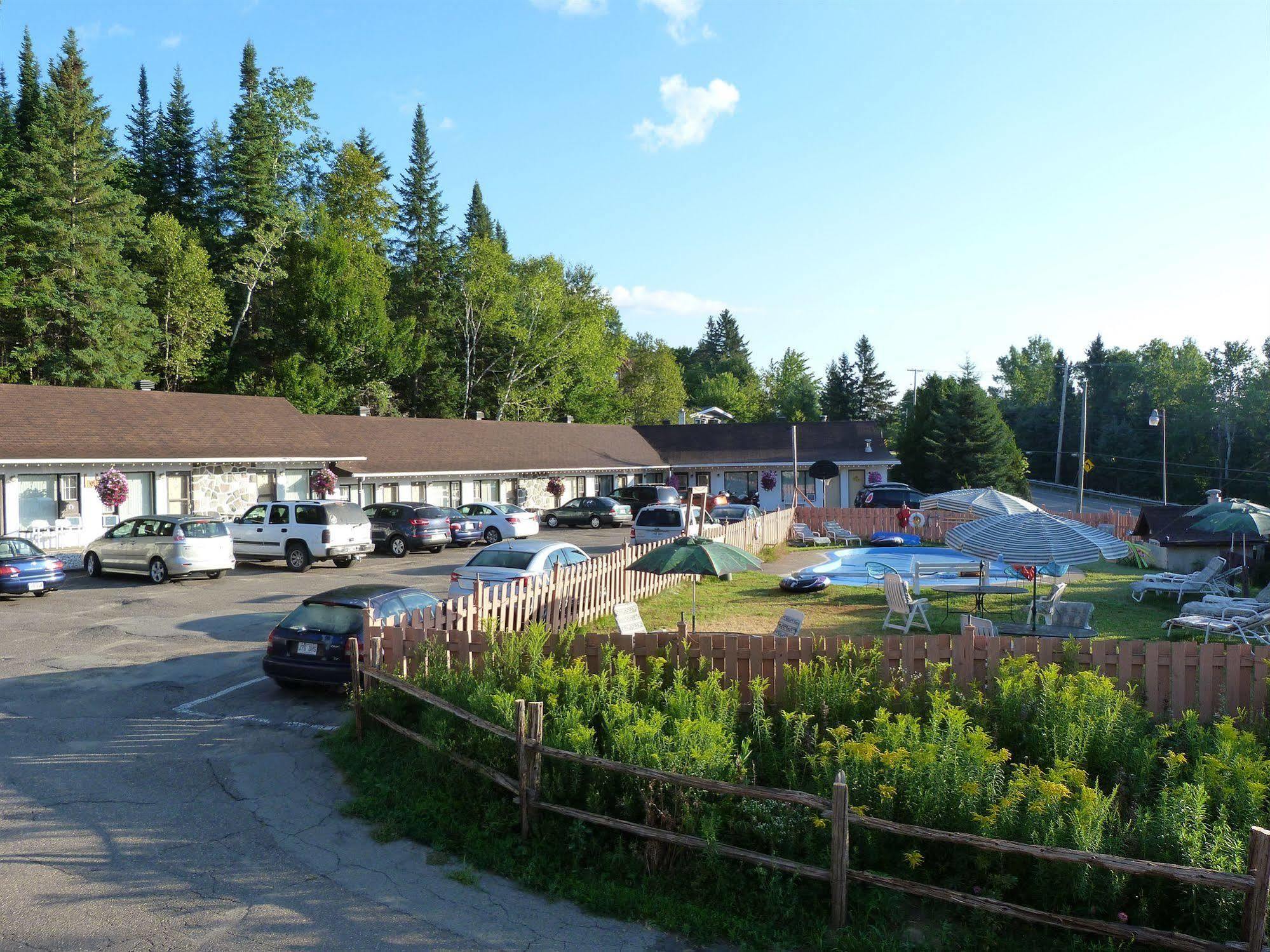 Motel Des Pays D'En Haut Val-David Luaran gambar