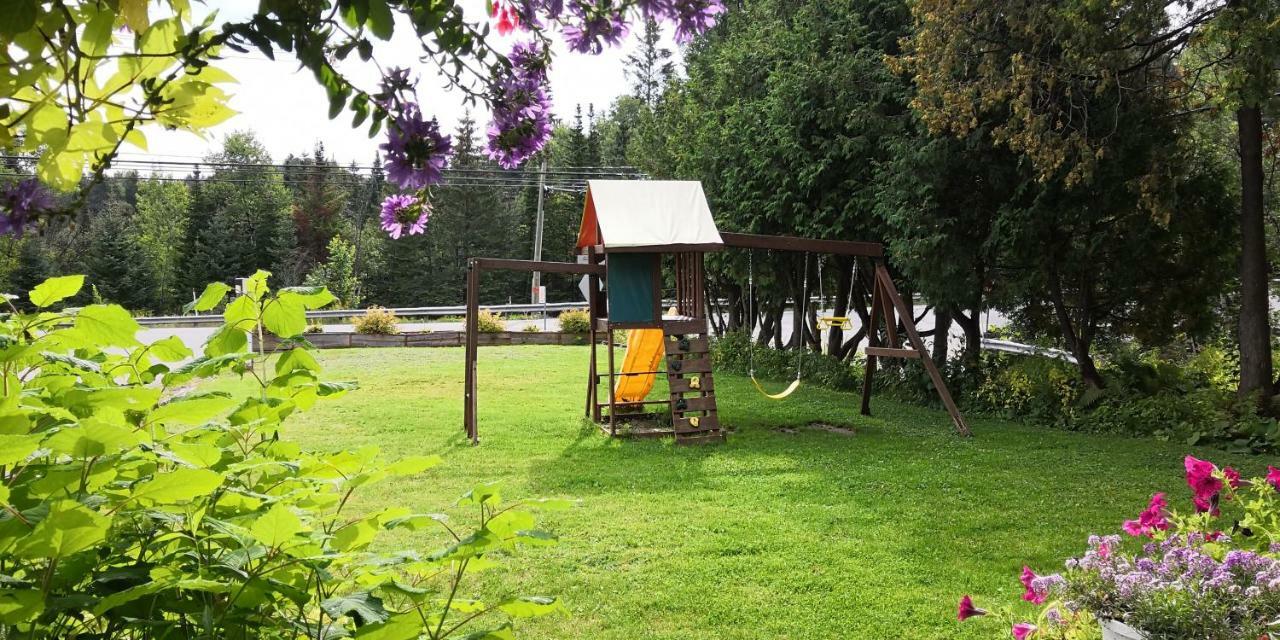 Motel Des Pays D'En Haut Val-David Luaran gambar